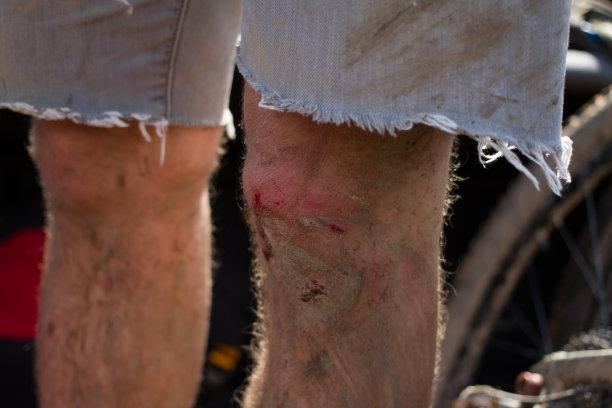 站在户外的男人的中间部分图片下载