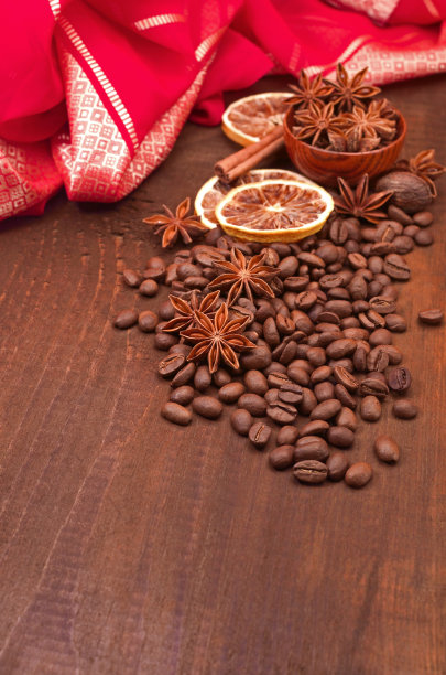咖啡豆，肉桂和八角图片下载