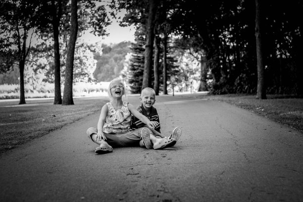 哥哥和姐姐图片下载