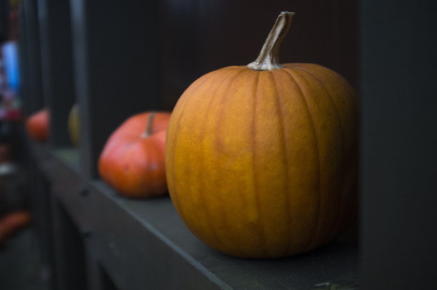 架子上的两个南瓜图片下载