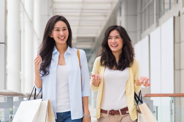 女朋友喜欢一起购物。图片下载