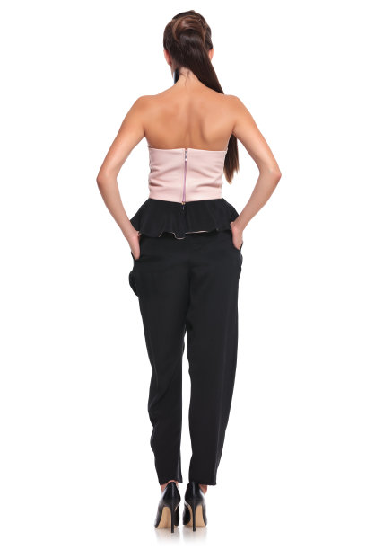 一个年轻性感女人的背影图片下载