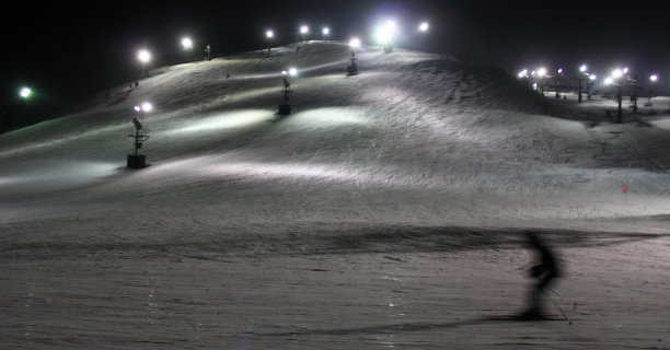 冬季滑雪与模糊的数字在运动图片下载