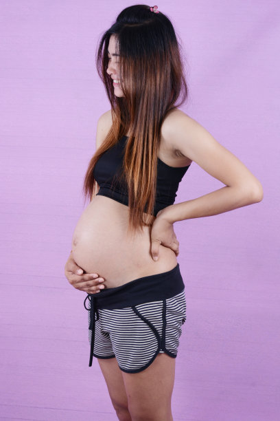 年轻孕妇的肖像图片下载