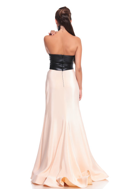 一个穿着漂亮长袍的年轻女子的背影图片下载