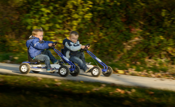 兄弟汽车比赛图片下载