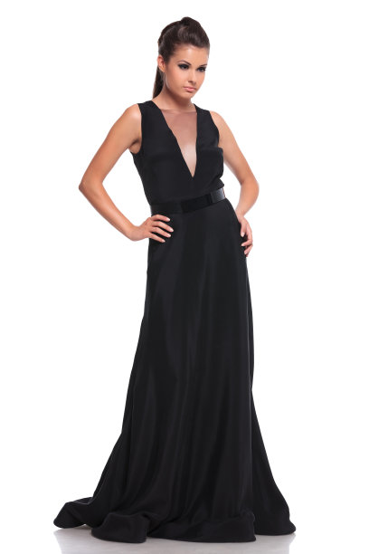 穿着黑色长裙的性感女人正在看别处图片下载