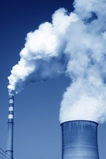 白烟从烟囱里滚滚冒出来图片下载