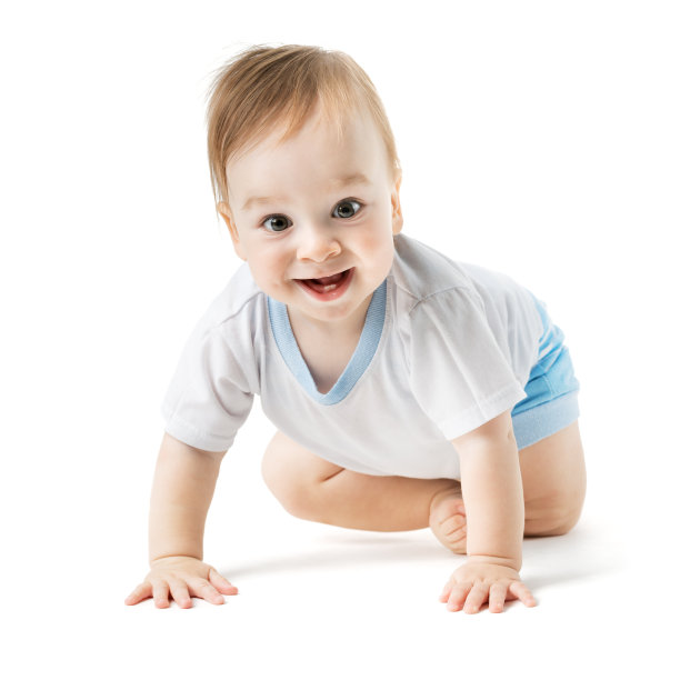 穿着衬衫的婴儿又爬又笑图片下载