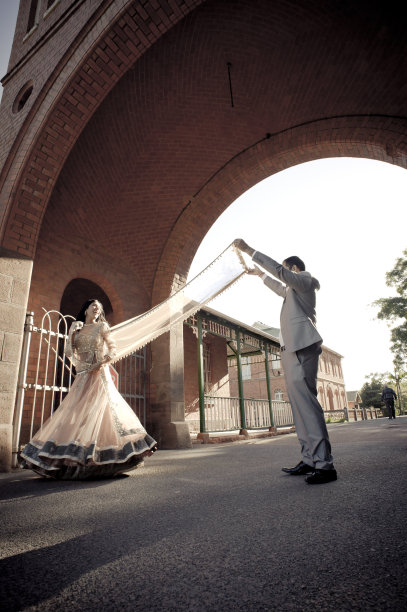 年轻迷人的印度夫妇在拱门下调情图片下载