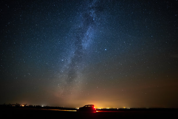 游客的汽车映着星空。图片下载