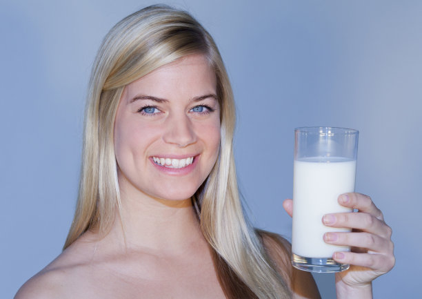 牛奶，钙，一天一杯图片下载