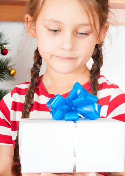 可爱的孩子拿着圣诞礼物图片下载