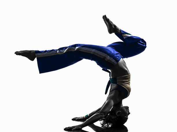 女卡波耶拉舞者的剪影图片下载