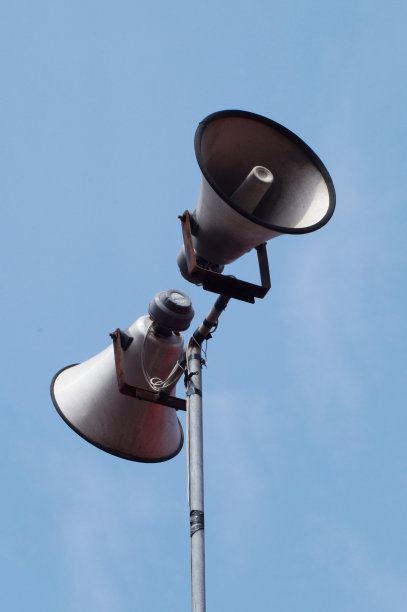 喇叭喇叭在蓝天图片下载