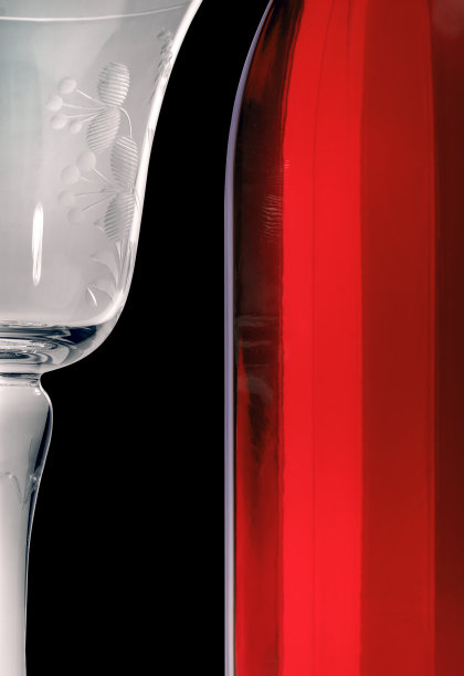 一瓶玫瑰葡萄酒和水晶杯。图片下载