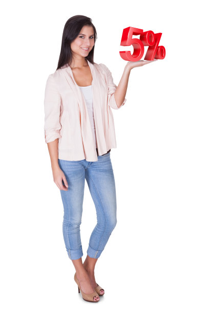 美丽的女人拿着5%的销售标志图片下载