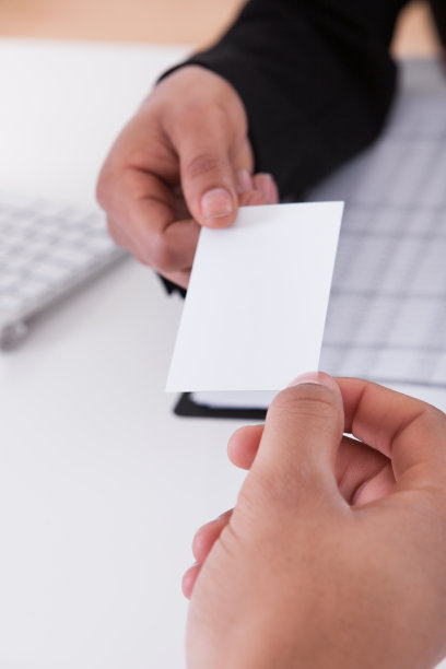 商务人士交换名片图片下载