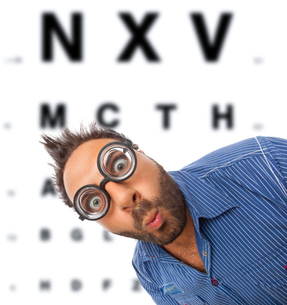 疯狂的男孩在餐桌上吃耳屎图片下载