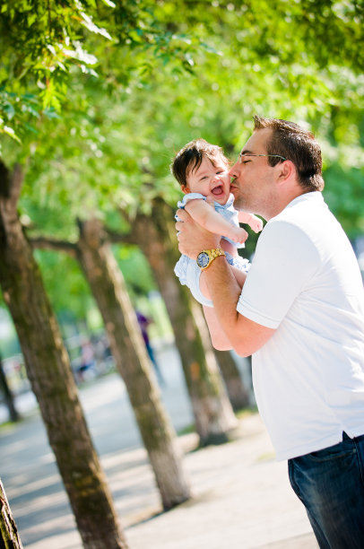 父亲抱着他的小女儿，吻着她图片下载