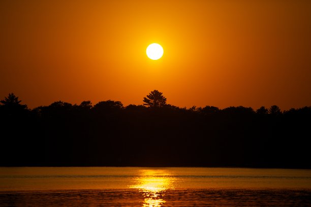 威斯康辛州北部湖上的日落图片下载