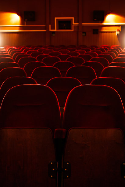 有红色座位的电影院图片下载