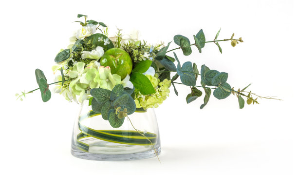 玻璃花瓶里有一束宇宙香和桉树香图片下载