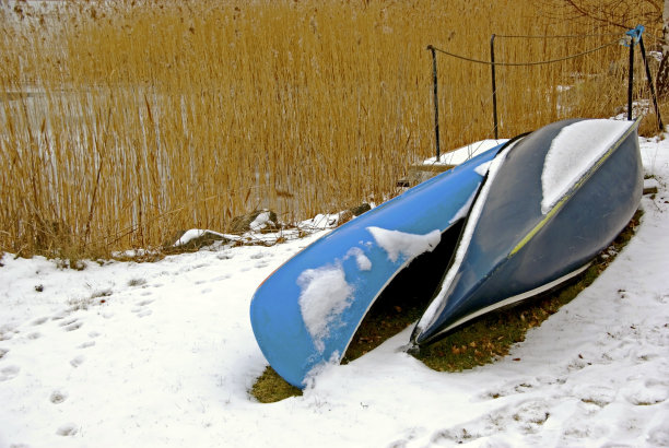 独木舟在雪图片下载