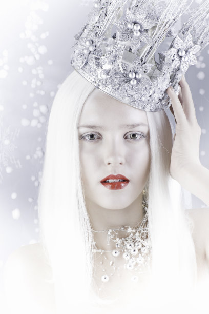 戴着皇冠的年轻女子图片下载