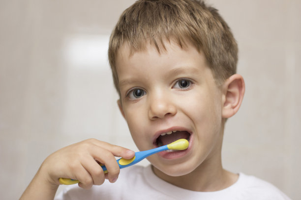 孩子刷牙图片下载