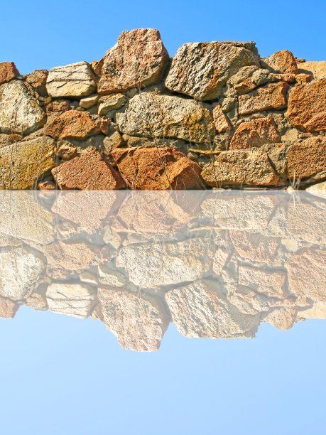 旧石墙倒映在水中。图片下载