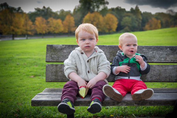在公园长椅上思考蹒跚学步的孩子图片下载
