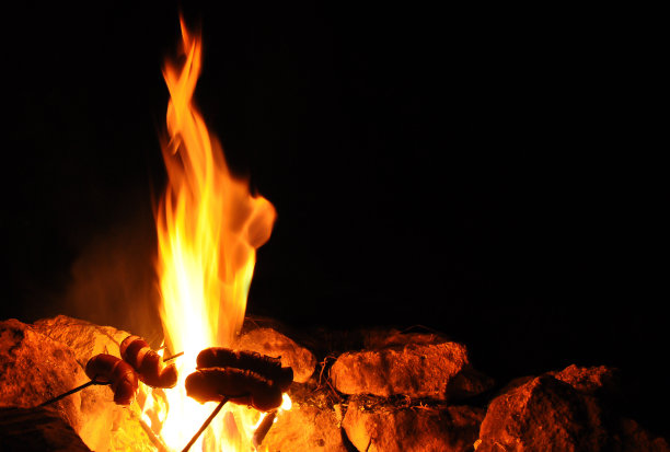 晚上来点篝火，烤香肠图片下载
