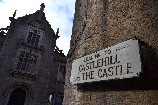 指向爱丁堡城堡的标志图片下载