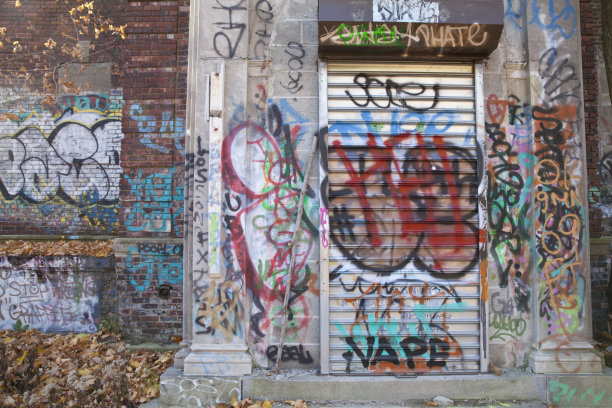 废弃建筑上的涂鸦素材图片