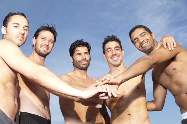 五个男性朋友在海滩度假图片下载