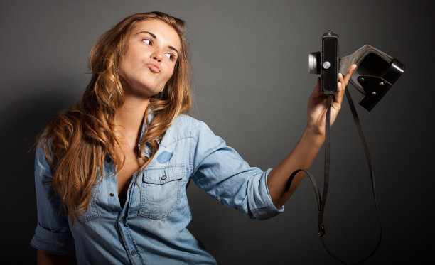 女摄影师用旧相机自拍图片下载