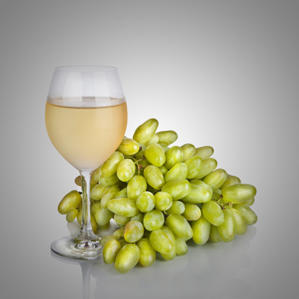 一杯葡萄酒和葡萄孤立在白色的背景图片下载