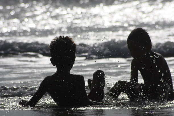 两个孩子在沙滩上玩图片下载