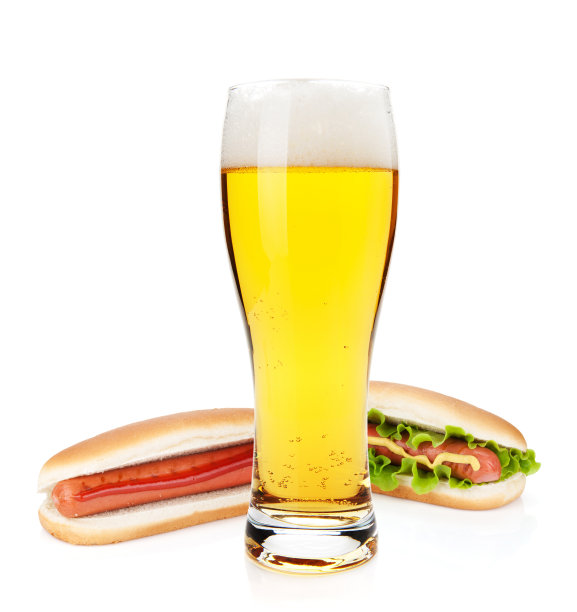 啤酒杯和两个热狗，各种配料图片下载