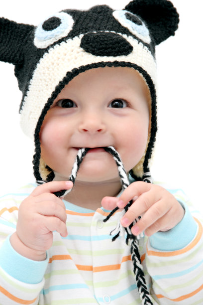 漂亮笑着开心的男孩看着镜头图片下载