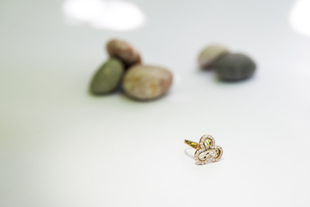 金色的订婚戒指图片下载