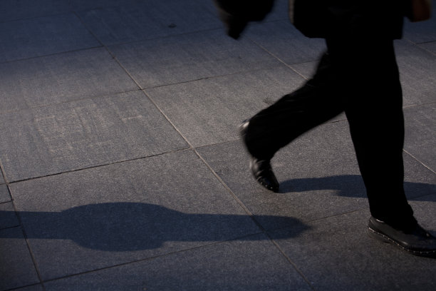 在人行道上行走的人图片下载