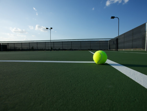 球场上的网球图片下载