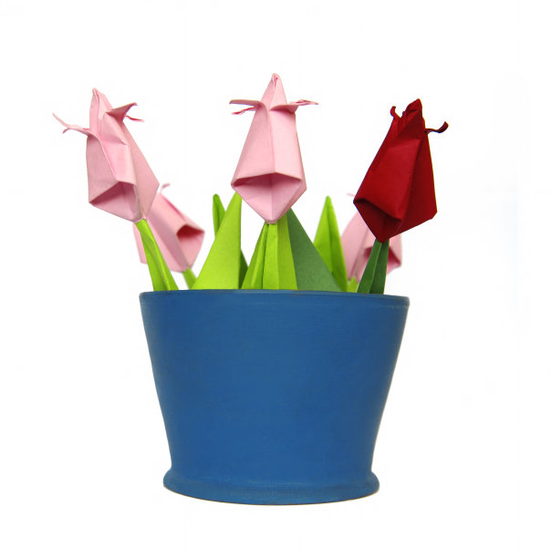 蓝色花盆里的折纸郁金香图片下载