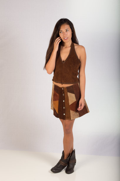 女人穿绒面革装打电话图片下载