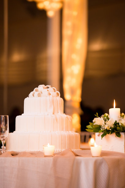 前景有玫瑰的婚礼蛋糕图片下载