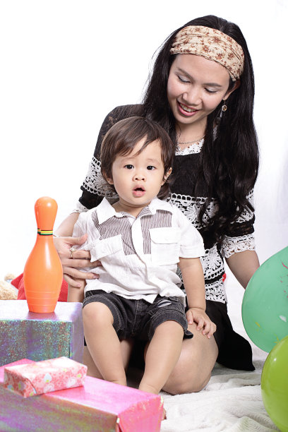 母亲和儿子在一起快乐图片下载