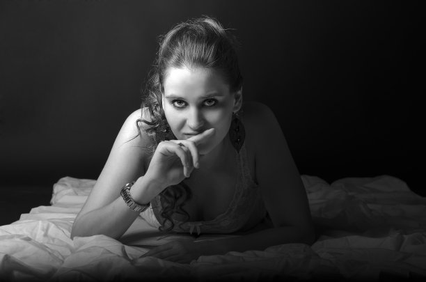 穿着内衣的性感年轻女人图片下载