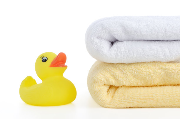 沐浴用品:毛巾和黄色橡皮鸭子图片下载